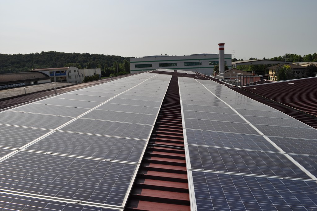 immagine campo fotovoltaico